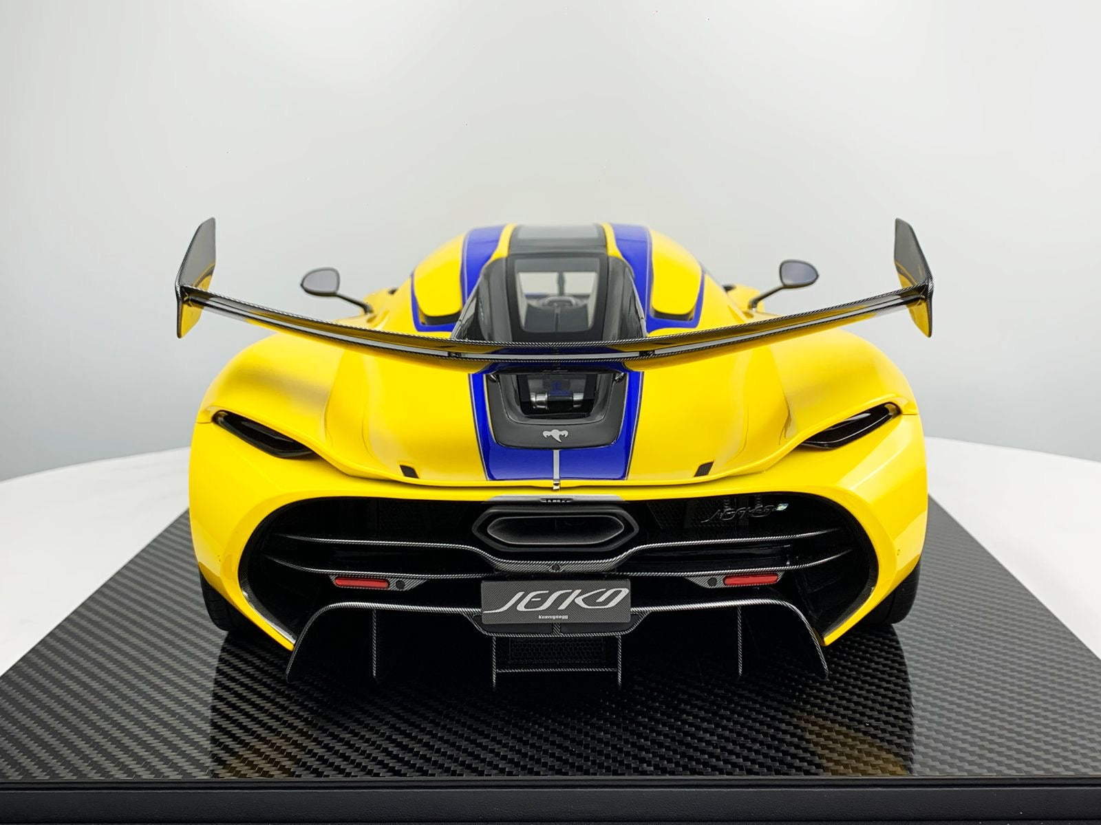 Koenigsegg Jesko 1/8 - Swedish Flag Yellow