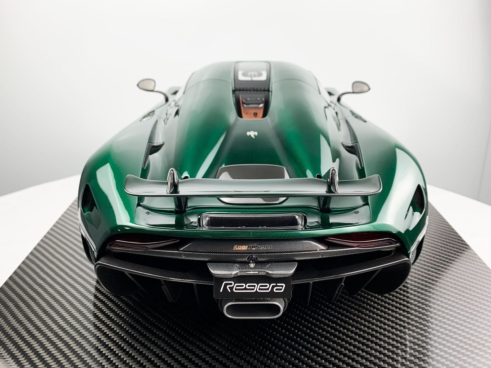 Koenigsegg Regera 1/8 - Carbon Green