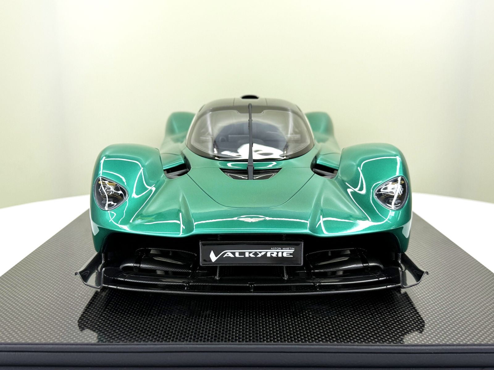 Aston Martin Valkyrie 1/8 - British Green