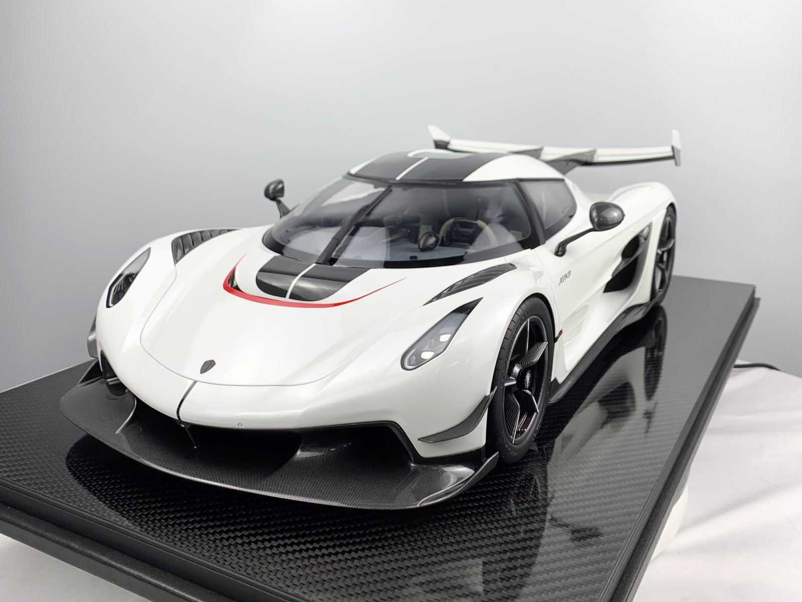 Koenigsegg Jesko 1/8 - Crystal White