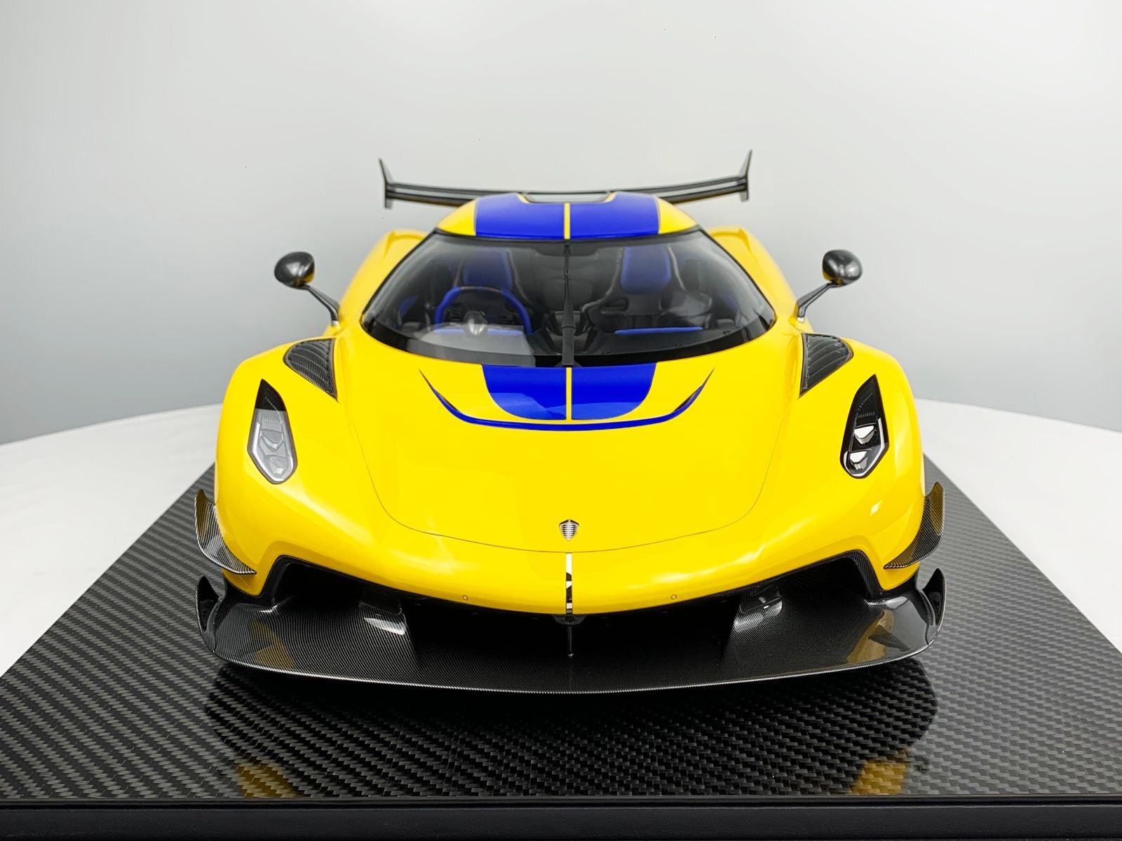 Koenigsegg Jesko 1/8 - Swedish Flag Yellow