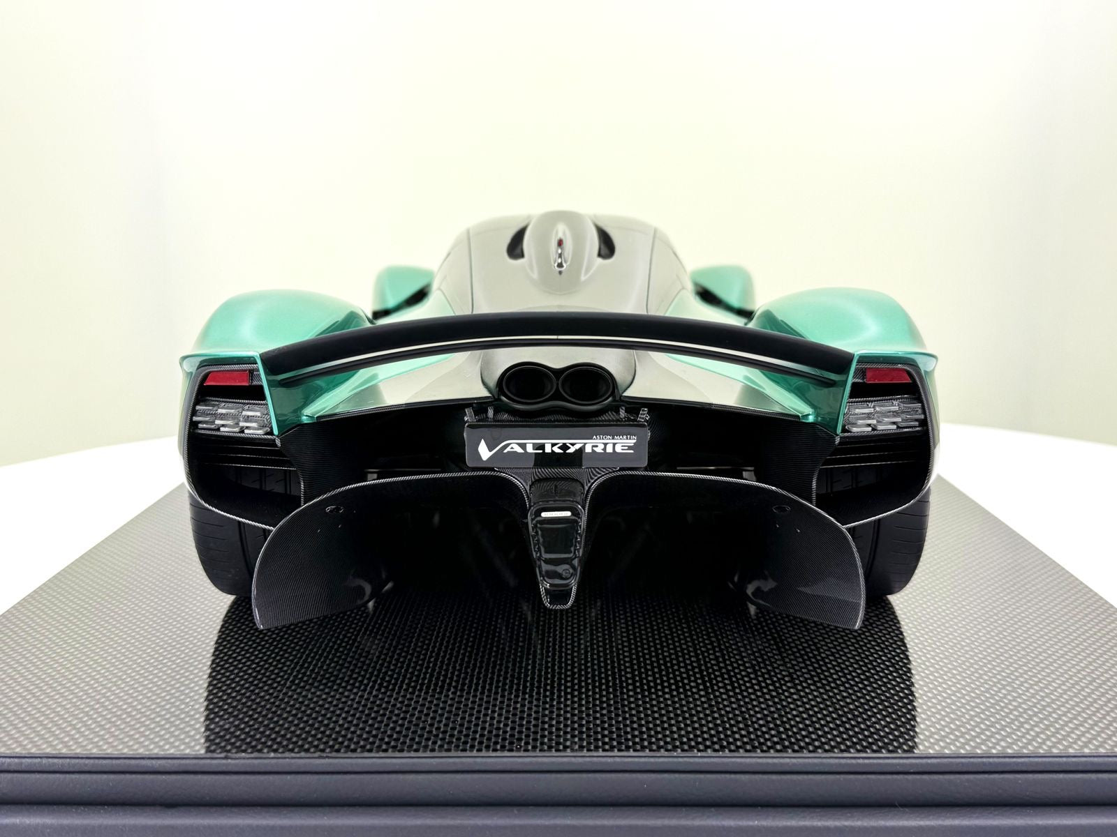 Aston Martin Valkyrie 1/8 - British Green